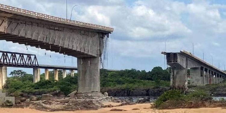 Buscas por vítimas após queda de ponte que liga MA e TO são estendidas, afirma Marinha