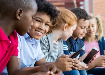 Lula sancionará projeto de lei que limita uso de celular em escolas