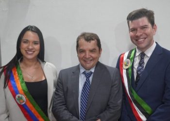 Dr. Hilton Gonçalo passa a faixa de prefeito para Dr. Milton Gonçalo em Santa Rita e participa da posse de Naila Gonçalo em Bacabeira