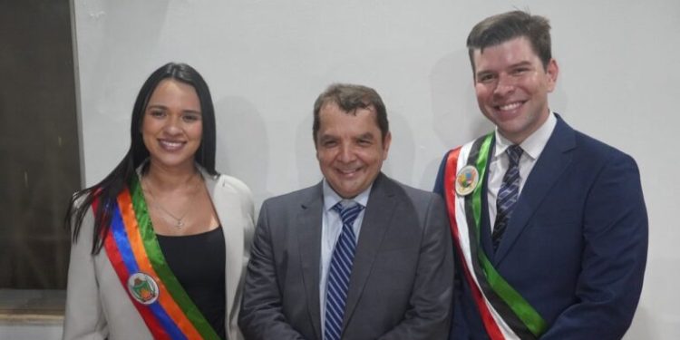 Dr. Hilton Gonçalo passa a faixa de prefeito para Dr. Milton Gonçalo em Santa Rita e participa da posse de Naila Gonçalo em Bacabeira