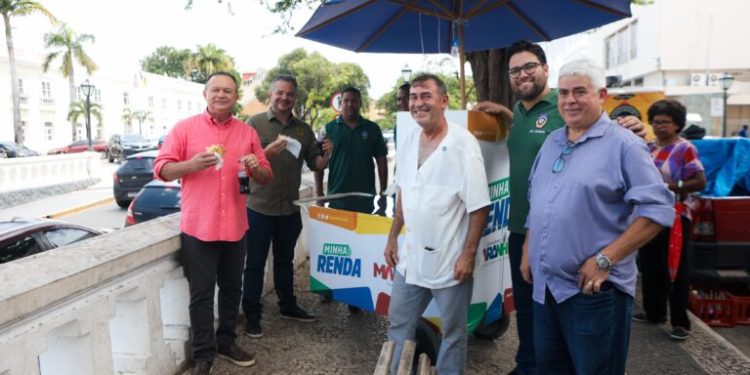 Carlos Brandão e Murilo Andrade entregam carrinhos Minha Renda a comerciantes da Praça Dom Pedro II