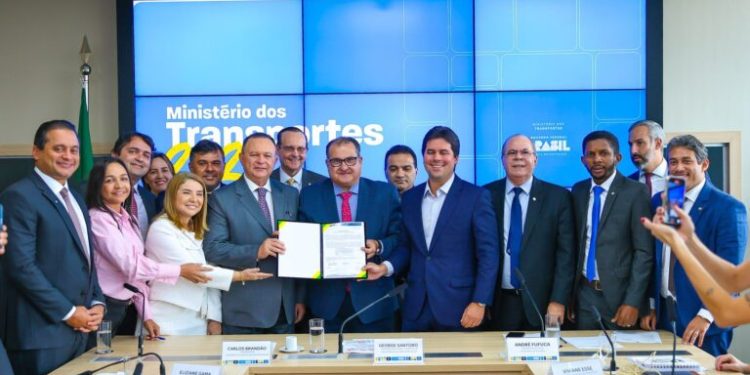 Em Brasília, Brandão assina ordem de serviço para intensificar recuperação da MA-014 em parceria com o Ministério dos Transportes