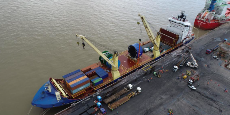 Porto do Itaqui realiza operação estratégica com cargas da primeira sonda própria da ENEVA