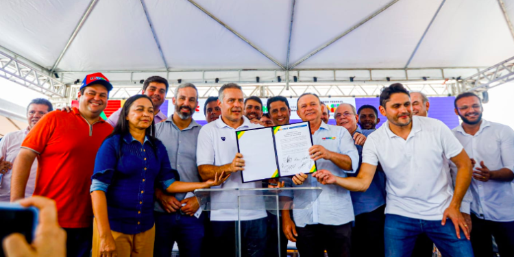 Carlos Brandão e Renan Filho lançam obra de recuperação na BR-222