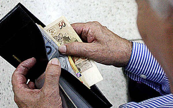 Governo Federal antecipa 13º salário de aposentados para abril e maio