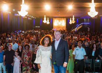Cricielle Muniz realiza culto de ação de graças ao lado do Governador Brandão