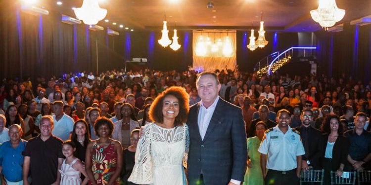Cricielle Muniz realiza culto de ação de graças ao lado do Governador Brandão