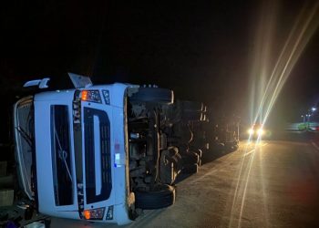 Carreta tomba sobre a ponte do Estreito dos Mosquitos em São Luís