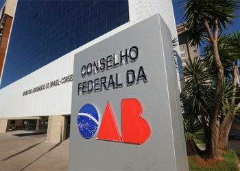 Bacharéis em Direito condenados por racismo não se tornarão advogados, decide OAB