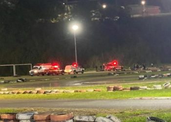 Jovem tem cabelo puxado por corrente de kart durante corrida em São Luís