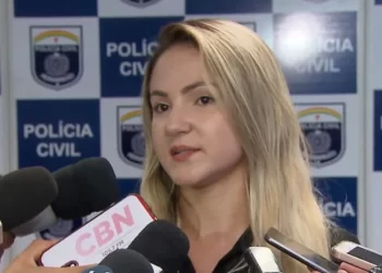 Delegada demitida denuncia perseguição e expõe crise interna na Polícia Civil de Pernambuco.