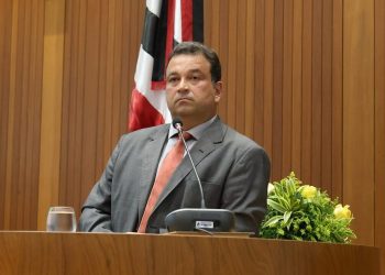 Adelmo critica oposição de Rodrigo Lago e sugere que PCdoB entregue cargos no governo Brandão