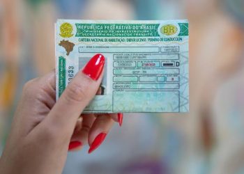 Governo estuda acabar com obrigatoriedade de autoescola para tirar CNH e reduzir custos para motoristas