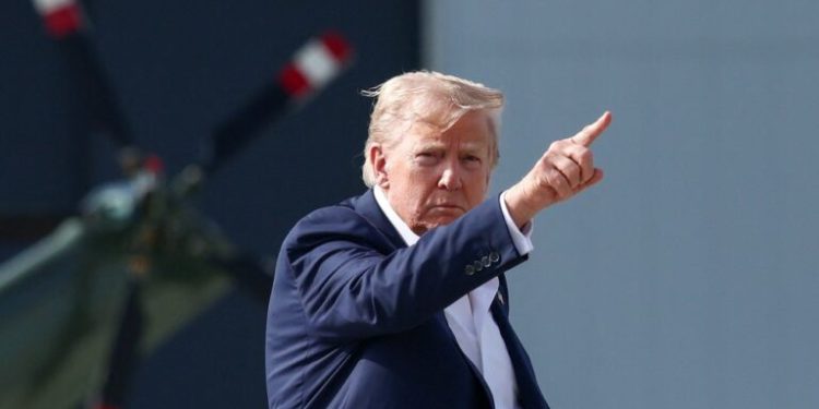 Trump dá 10 dias para Rússia encerrar guerra na Ucrânia e ameaça tarifa de 100%