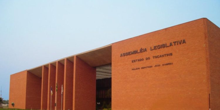 Servidora da Assembleia Legislativa do TO é condenada a devolver R$ 1,4 milhão por receber salário enquanto morava na Europa
