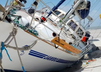 Veleiro sul-africano naufraga em Cururupu; tripulantes saem ilesos