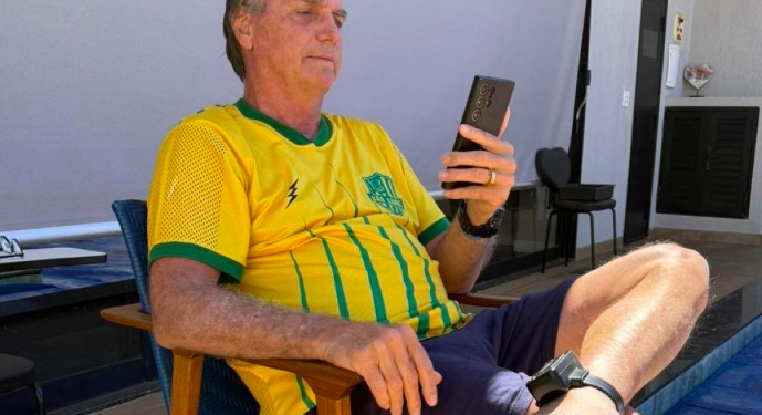 Jair Bolsonaro tem prisão domiciliar decretada por Alexandre de Moraes
