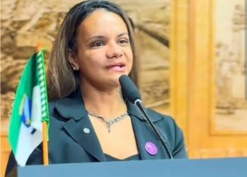 Um mês após agressão, mulher atingida no rosto com 61 socos, recebe Comenda Maria da Penha