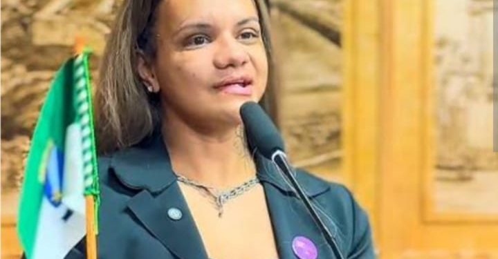 Um mês após agressão, mulher atingida no rosto com 61 socos, recebe Comenda Maria da Penha