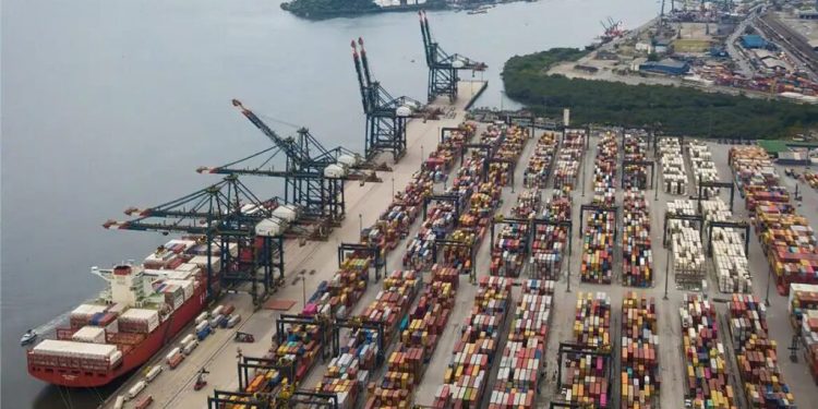 Tarifaço sobre parte de exportações brasileiras entra em vigor hoje (06)
