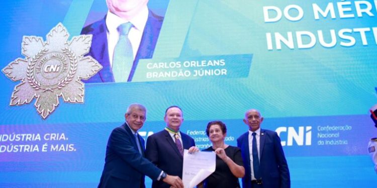 Carlos Brandão é o primeiro governador maranhense a receber a Medalha da Ordem do Mérito Industrial da CNI