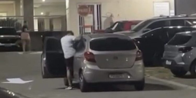 Homem agride companheira dentro de carro em condomínio no Angelim