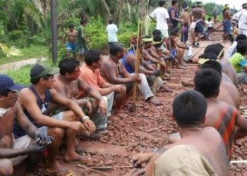 Protesto indígena interrompe viagem de trem de passageiros entre Parauapebas e São Luís