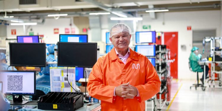 Brandão e Camilo Santana entregam mais de 17 mil tablets a estudantes do Ensino Médio em Imperatriz