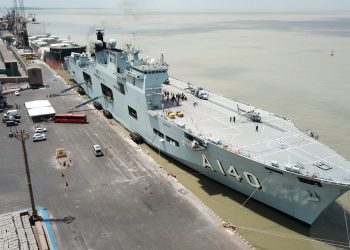 Visita ao maior navio de guerra da América Latina atrai público diverso ao Porto do Itaqui