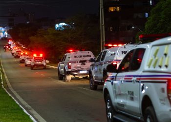 Ações policiais na Grande Ilha resultam em prisões e recuperação de veículos, neste domingo (26)