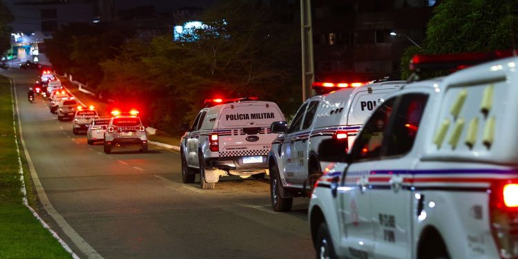 Ações policiais na Grande Ilha resultam em prisões e recuperação de veículos, neste domingo (26)