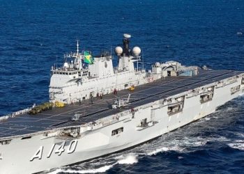 Porto do Itaqui promove visitação pública ao maior navio de guerra da América Latina