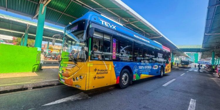 Primeiro ônibus elétrico começa a circular na Grande Ilha em fase de testes