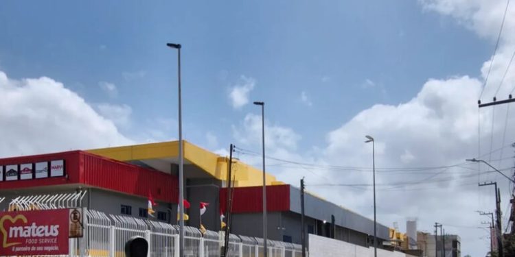 Grupo Mateus é alvo de críticas após corte de árvores de quase três décadas no São Francisco