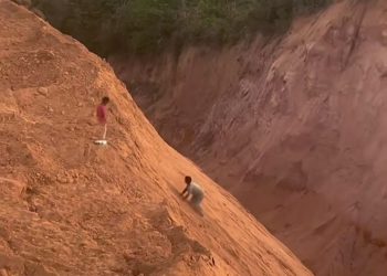 Crianças são flagradas brincando em voçoroca em Buriticupu e imagens mostram perigo