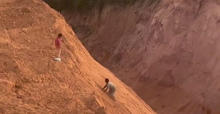 Crianças são flagradas brincando em voçoroca em Buriticupu e imagens mostram perigo