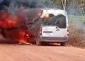 Van pega fogo e é destruída em estrada vicinal na Baixada Maranhense