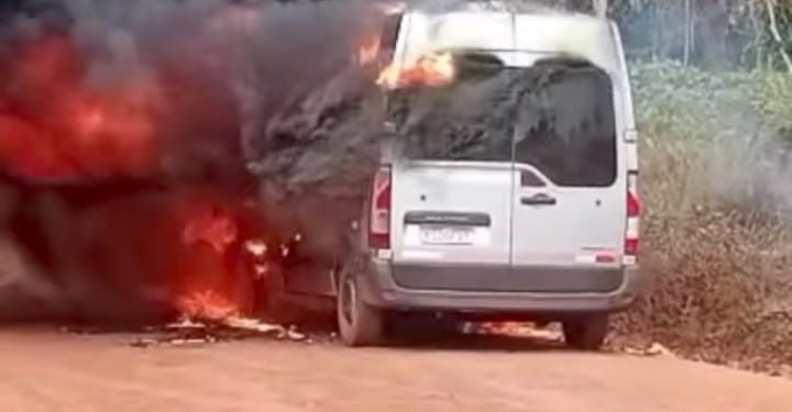 Van pega fogo e é destruída em estrada vicinal na Baixada Maranhense