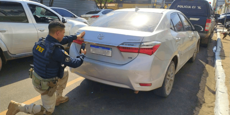 Carro roubado em São Paulo é encontrado pela PRF em Imperatriz