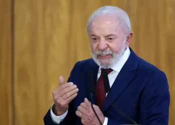 Lula sanciona lei que proíbe linguagem neutra em órgãos públicos