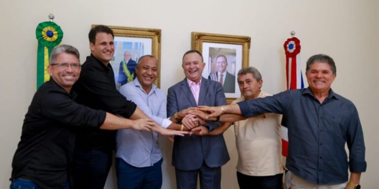 Carlos Brandão amplia diálogo e parceria com prefeitos e chega a 176 municípios recebidos no Palácio dos Leões