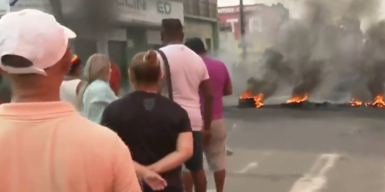 Feirantes denunciam prazo curto e protestam contra fechamento do Mercado Central
