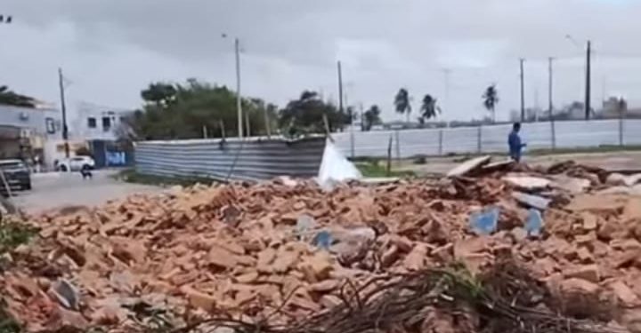 Muro de prédio histórico desaba no Centro de São Luís