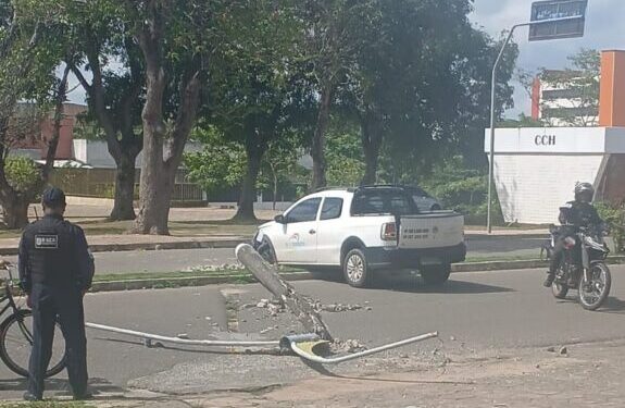 Veículo de terceirizada bate em poste dentro da UFMA e deixa motorista ferido