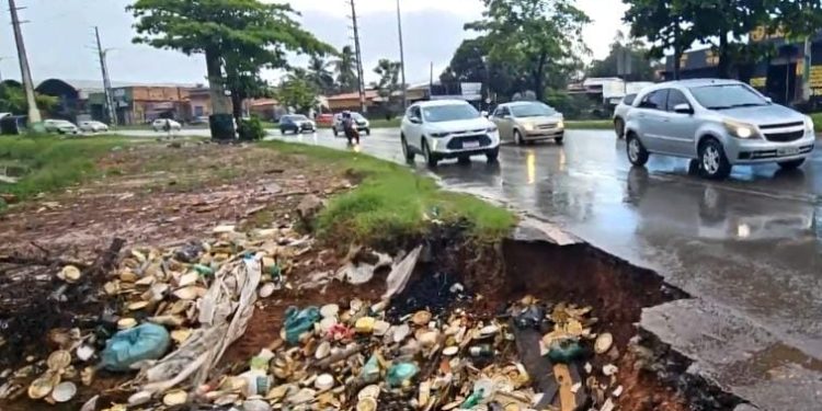 Afundamento no asfalto oferece risco a motoristas em trecho da Avenida dos Africanos, em São Luís
