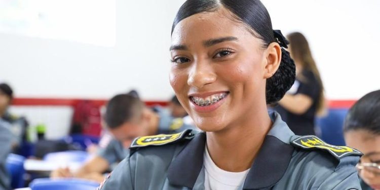 Aluna do Colégio Militar Tiradentes 38 conquista 1º lugar em concurso nacional de redação