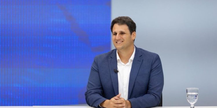 Orleans mostra tranquilidade em entrevista, conhecimento do Maranhão e destaca bons números em pesquisas