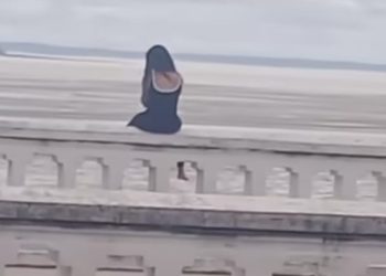 Militares resgatam mulher que pretendia se jogar de mureta próximo ao Palácio dos Leões