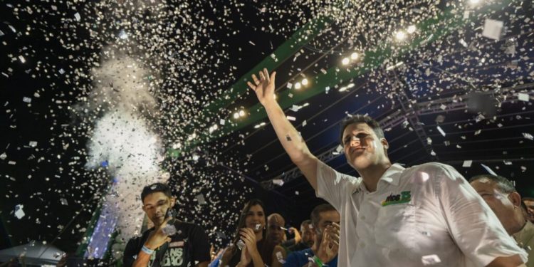 Atos lotados reforçam avanço de Orleans e elevam tensão na disputa estadual