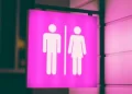 Promulgada lei que proíbe acesso de mulheres trans a banheiros femininos em São Luís